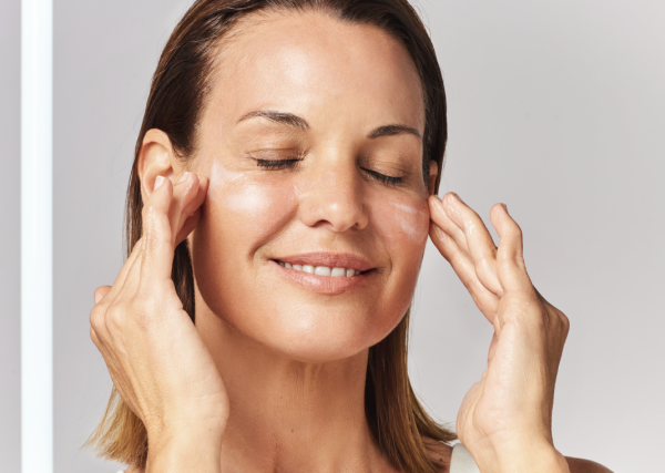 Ejercicios para liberar el estrés facial y lucir una piel más tersa